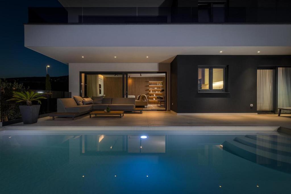 Villa Ameli Apartment With Swimming Pool 里耶卡 外观 照片